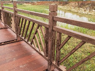 江西省九江市濂溪區鐘家埂芳蘭湖濕地公園木紋漆護欄